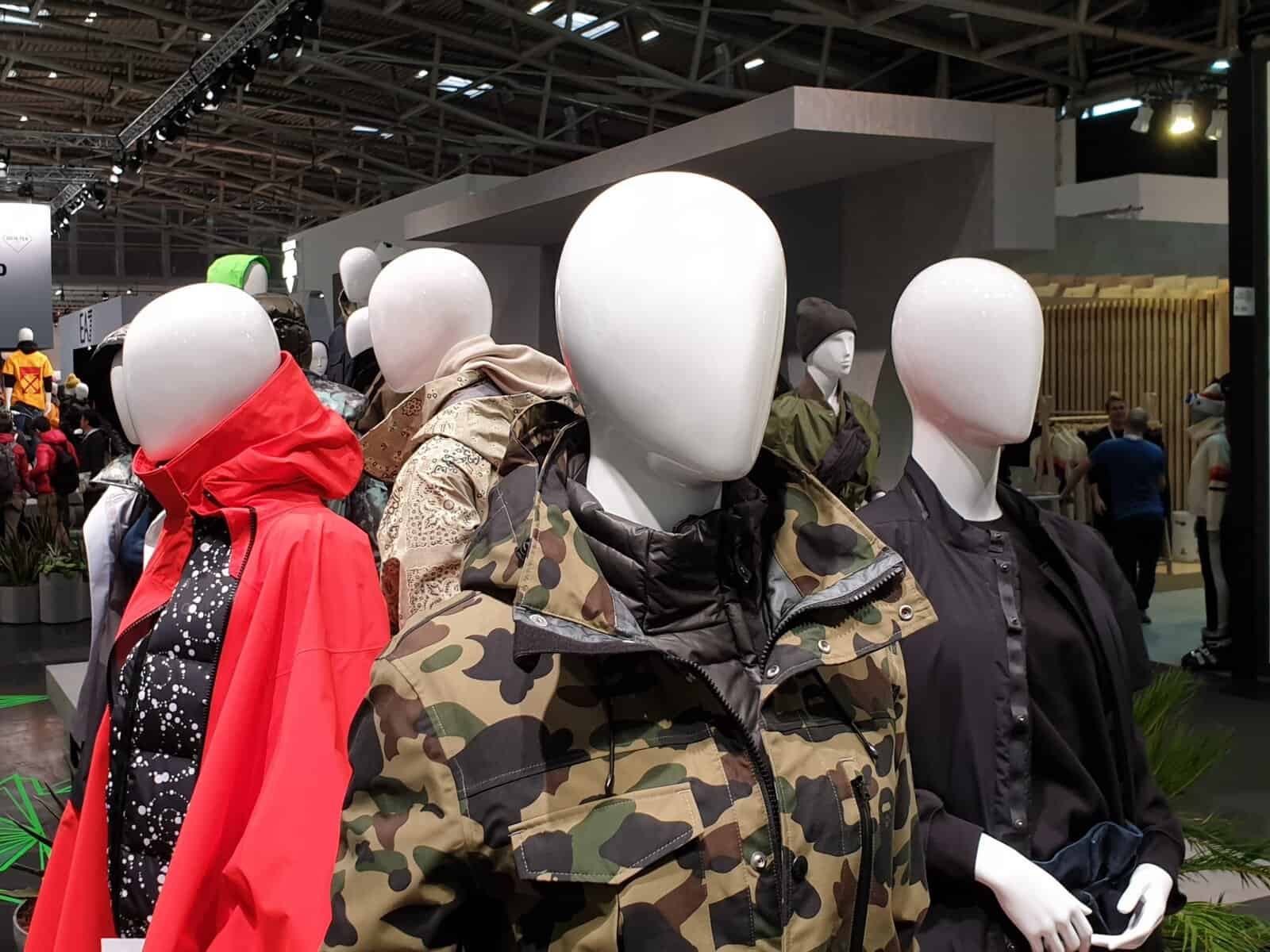 Modische Kleidung auf mannequins bei der Agentur Jens Dammann.