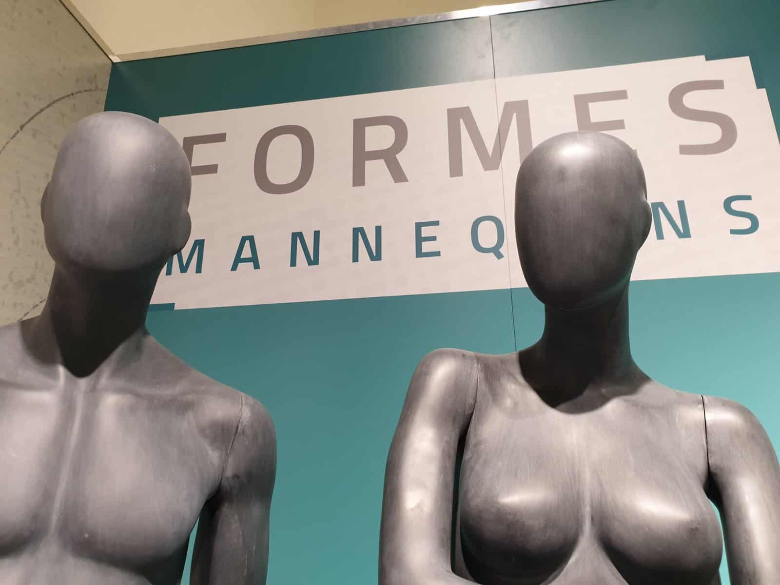 Zwei moderne Skulpturen ohne Gesichter bei Agentur Jens Dammann, kreative Raumgestaltung.