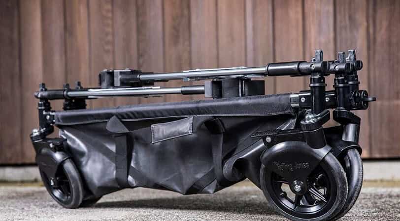 Mobiler Rollstuhl mit klappbarem Rahmen, ideal für den Transport und die Mobilität im Alltag.