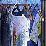 Secondhand Kleidung auf einer Modeveranstaltung, nachhaltige Mode, Secondhand, umweltfreundlich.