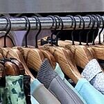 Bunte Kleidung und Textilien auf Kleiderstange im Store.