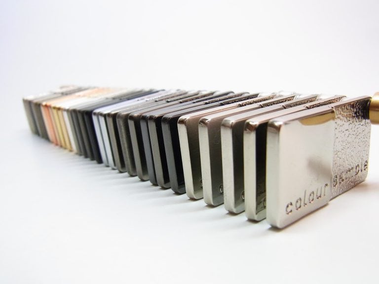 Hochwertige Metallbügel und Karabiner für professionelle Anwendungen.