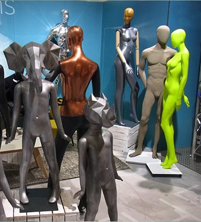 Verschiedene moderne Skulpturen und Figuren für kreative Raumgestaltung.