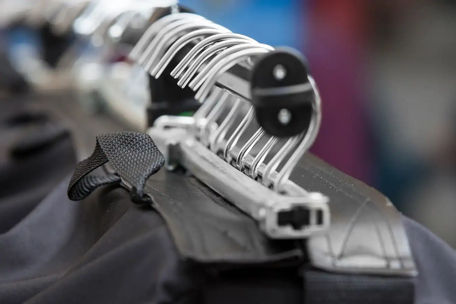 Schuhpräsentation auf Shop-Regal für Verkaufsflächen.