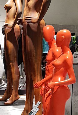 Skulpturen aus Holz und Kunststoff, moderne Design-Objekte für kreative Raumgestaltung.